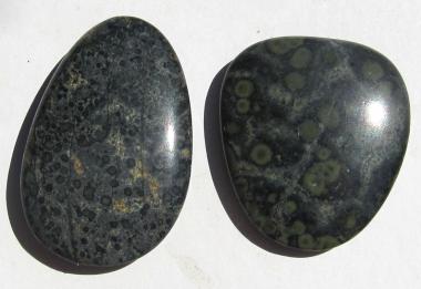 Eldarit, Kambamba-Jaspis, Zwei Handschmeichler, Scheibensteine, zusammen 26 g. 